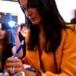 Angie Harmon è mancina