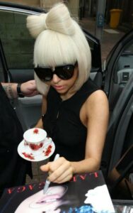 Lady Gaga è mancina