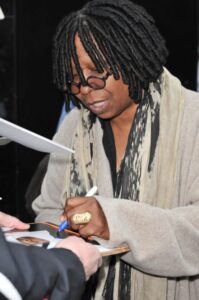 Whoopi Goldberg è mancina