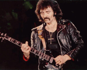 Tony Iommi, il chitarrista dei Black Sabbath è mancino