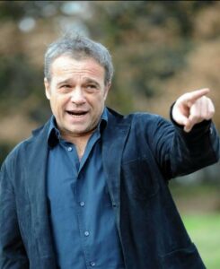 Claudio Amendola è mancino